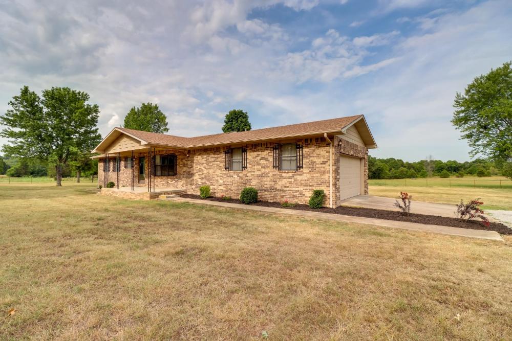 Charming Mountain Home Getaway with Gas Grill!